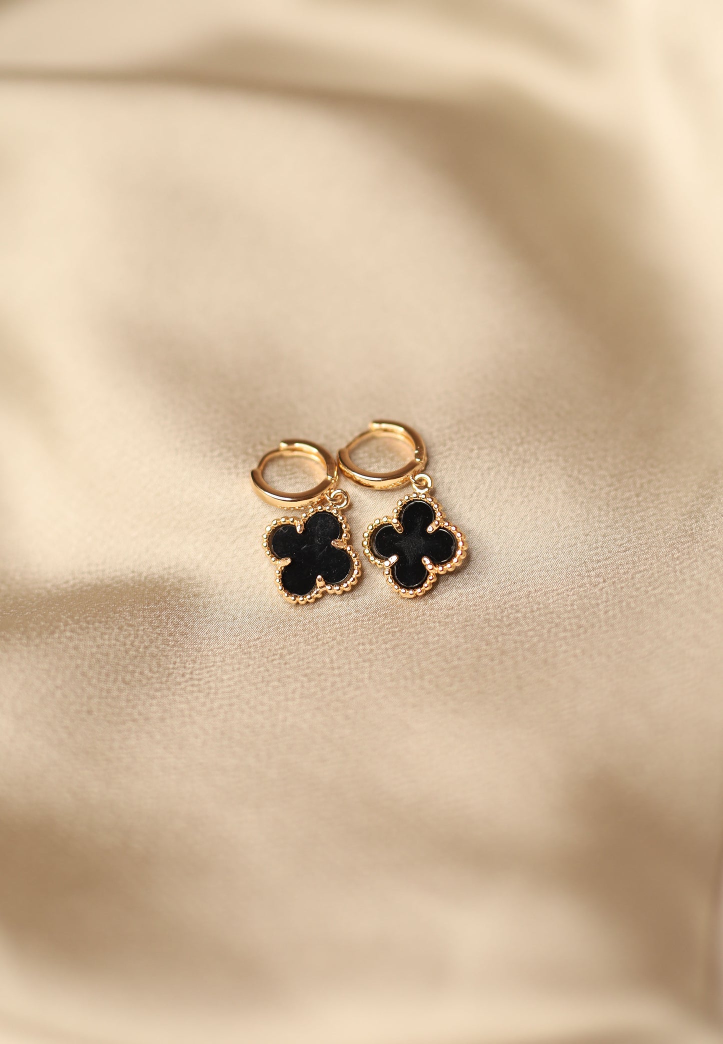 Lucky Me clover earrings black